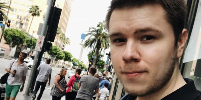 Caporedattore Vadim DTF Yelistratov: selfie con Hollywood Boulevard