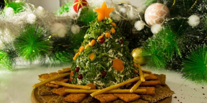 Merenda di Capodanno con formaggio e prosciutto a forma di albero di Natale