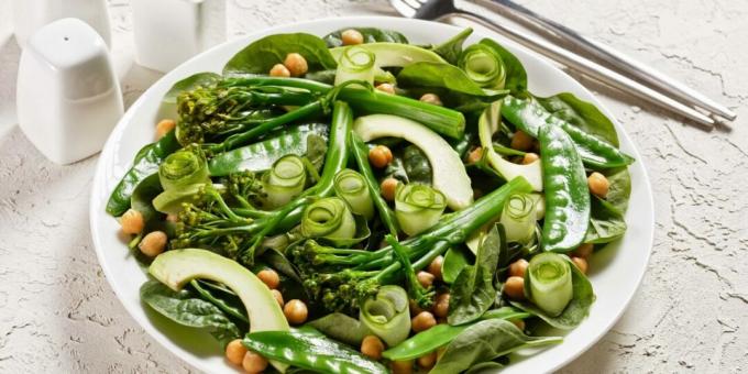 Insalata con broccoli, piselli e avocado