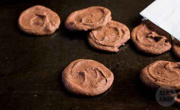 Raffredda i biscotti con gocce di cioccolato dopo la cottura, quindi rimuovili dalla pergamena