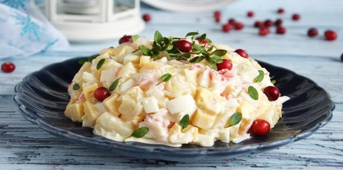 Insalata con bastoncini di granchio, ananas, formaggio e uova