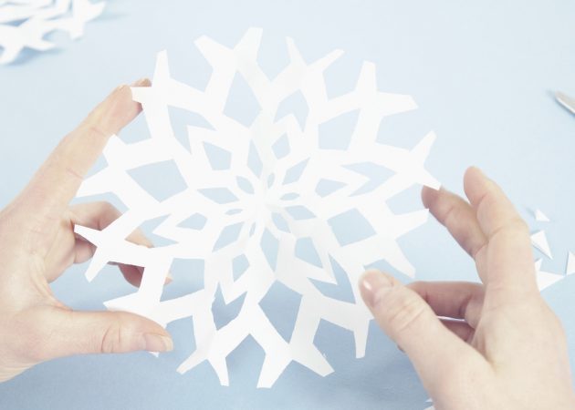 Decorare un albero di Natale: Fiocco di neve fatto di carta