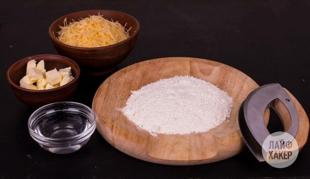 Cracker al formaggio: prepara gli ingredienti