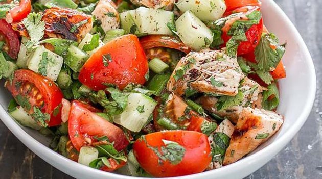 Sana insalata con pollo, verdure e feta