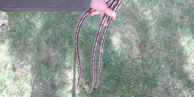 Oscillare le braccia: stringere il nodo sulla corda principale dal ramo