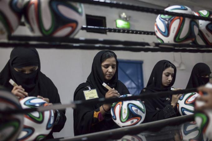 La produzione di palloni da calcio, il Pakistan