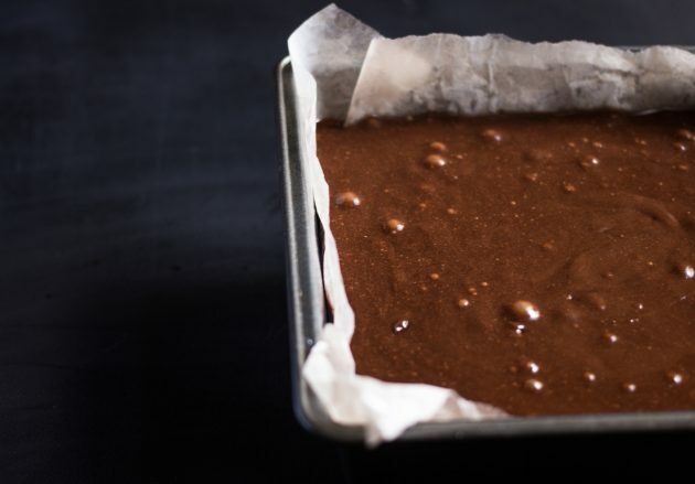 ricetta brownie al cioccolato: versare l'impasto nello stampo