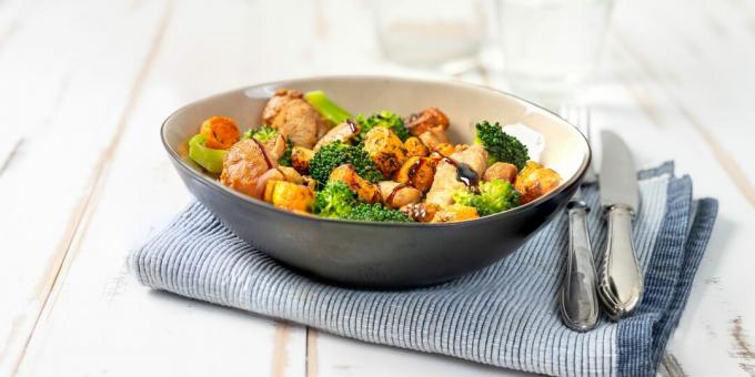 Insalata piccante con pollo, broccoli e olive