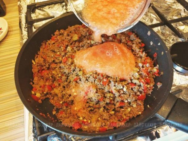 Sloppy Joe Burger: aggiungi il concentrato di pomodoro alla salsa di carne quasi pronta