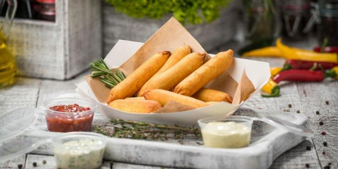 Salsicce fritte in crosta di patate e formaggio