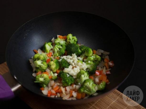 Come preparare il riso saltato in padella: tritare le verdure