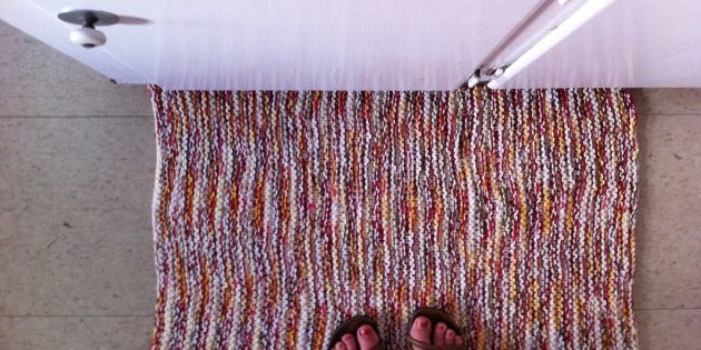accenti di colore al suo interno: tappeti