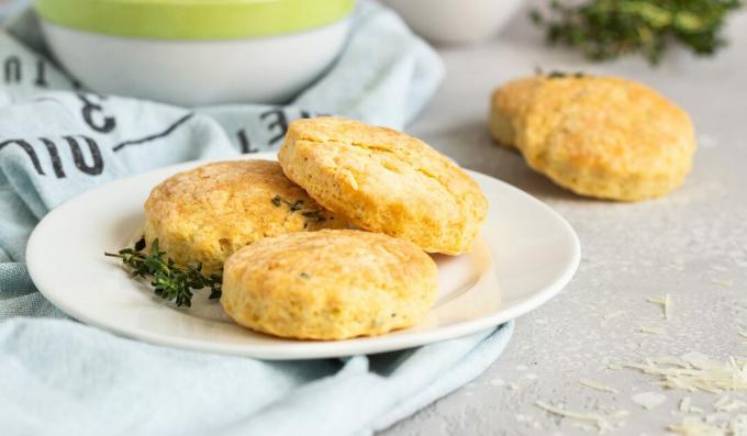 Biscotti al formaggio con erbe e scorza di limone