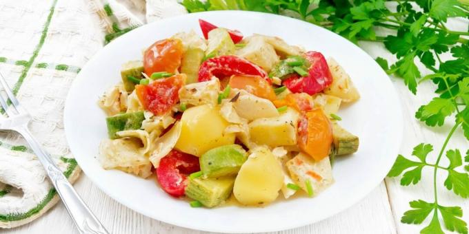 Stufato di verdure con zucchine, patate e cavolo