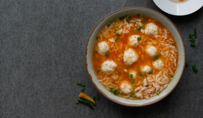 Zuppa con polpette, riso e pomodori