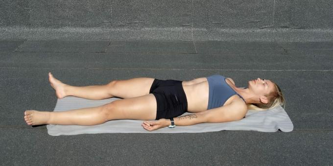 Semplici esercizi di yoga: posizione del cadavere