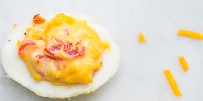 Uova farcite con formaggio e pepe