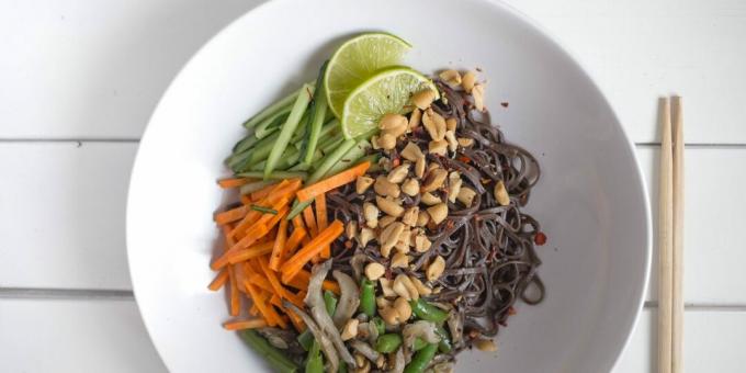 Tagliatelle di grano saraceno con verdure, funghi cardoncelli e arachidi