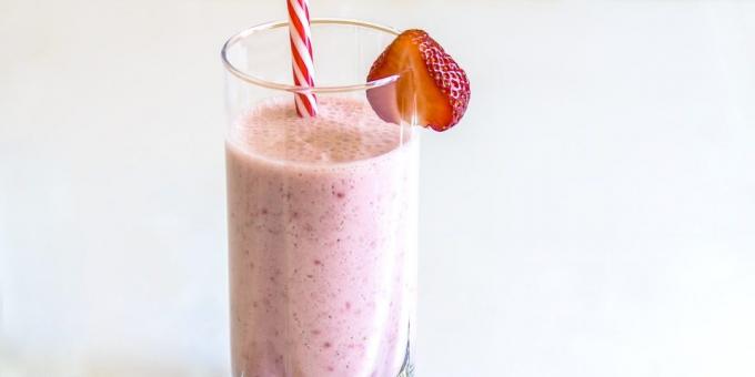 Frullato con fragole, banane, semi di chia e burro di arachidi