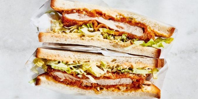 panino ricetta con piccante pollo croccante e salsa di cetrioli