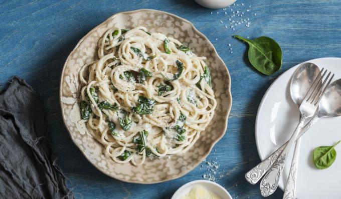 Pasta di spinaci, aglio e parmigiano