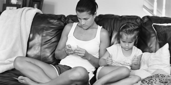 Le persone senza smartphone - madre e figlia
