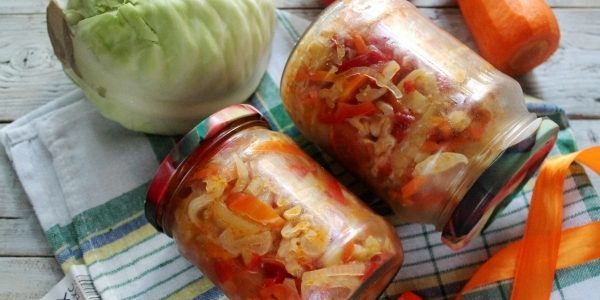 Insalate di cavolo per l'inverno: insalata di cavolo con pomodoro e pepe