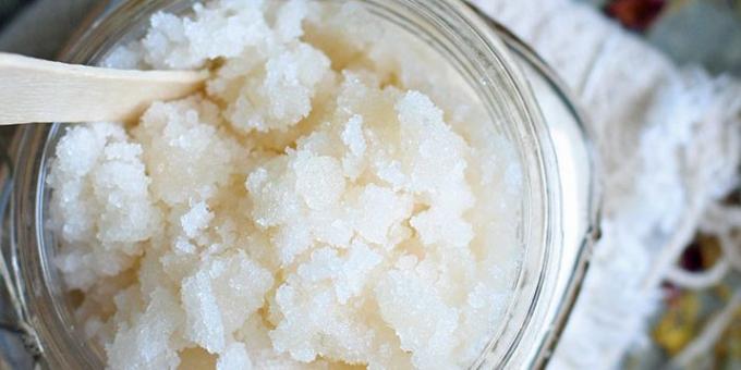 Scrub con lo zucchero e l'olio per i capelli lucentezza