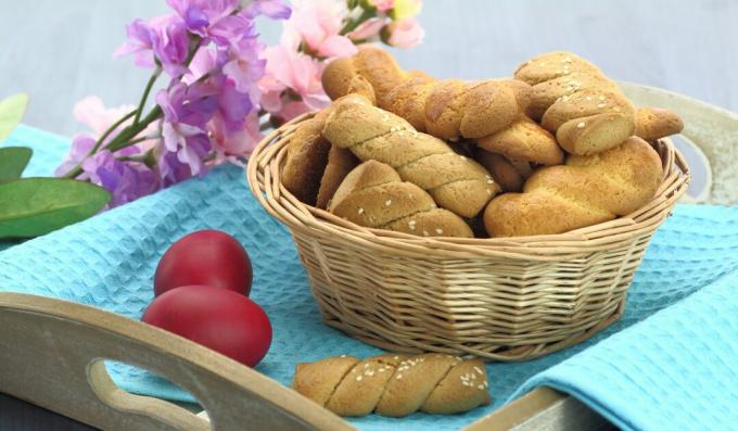 Biscotti pasquali con semi di sesamo e succo d'arancia