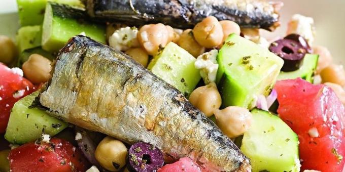 Insalate a base di pesce: insalata greca con le sarde