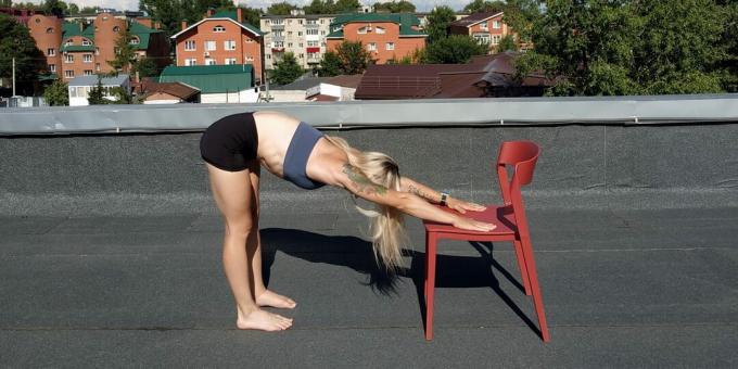 Semplici esercizi di yoga: piegamento in avanti