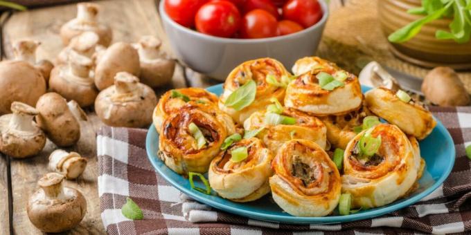 Rotolini di pasta sfoglia con funghi e prosciutto