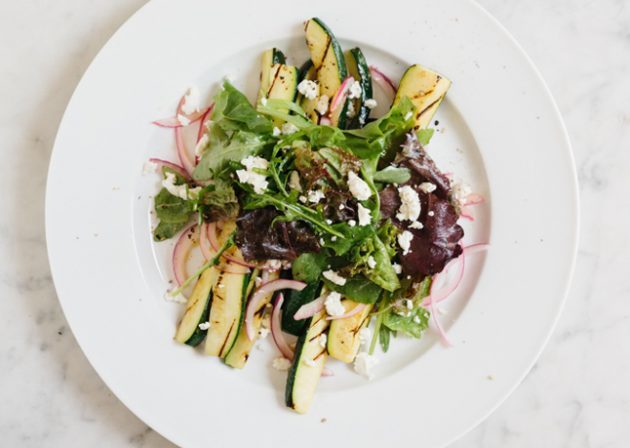 insalate estive: insalata di zucchine alla griglia, erbe e feta