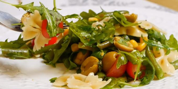 insalata magra con pasta, fagioli verdi, olive e salsa verde