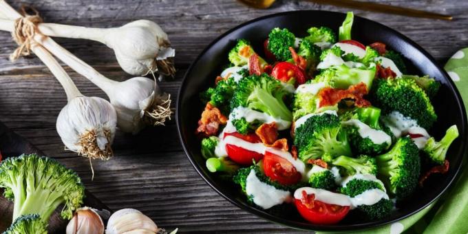 Insalata con broccoli, pomodori e pancetta