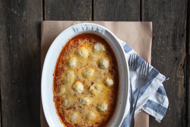 Lasciare la casseruola di gnocchi in forno senza pellicola per 12-15 minuti