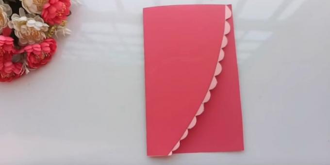 Scheda di compleanno con le proprie mani: tagliare il foglio di carta rosa a metà trasversalmente