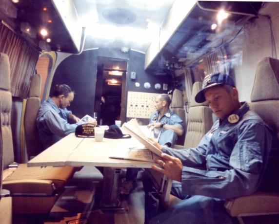 auto di tendenza della NASA: gli astronauti nell'unità di quarantena