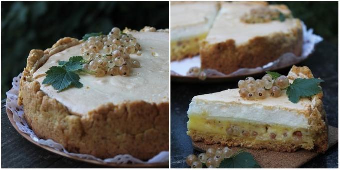 Torta con ribes bianco, panna acida e uno strato di meringa