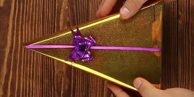 Come Avvolgere un regalo sotto forma di un triangolo