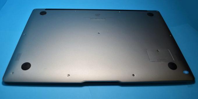 Chuwi LapBook Air. La superficie inferiore