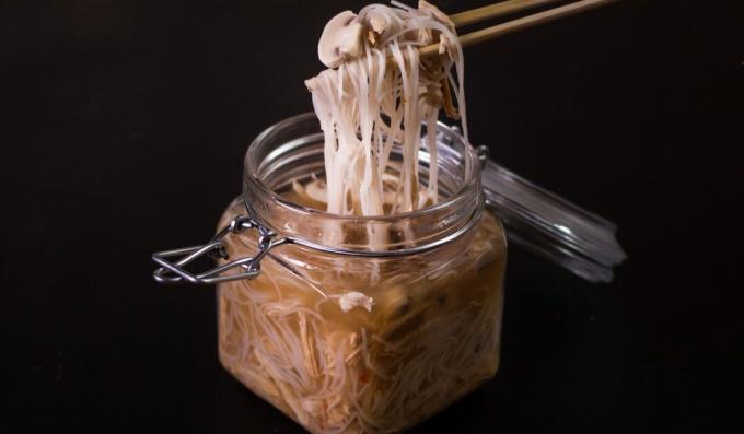 Zuppa di funghi istantanea fatta in casa con spaghetti di riso