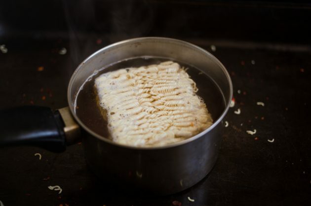 Come fare il ramen: abbassare la fiamma e mettere un blocco di spaghetti nel brodo