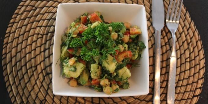 insalata magra con ceci, avocado, peperoni ed erbe aromatiche