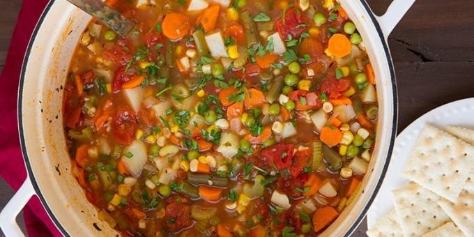 minestre di verdure: zuppa di carote, mais, piselli e fagiolini