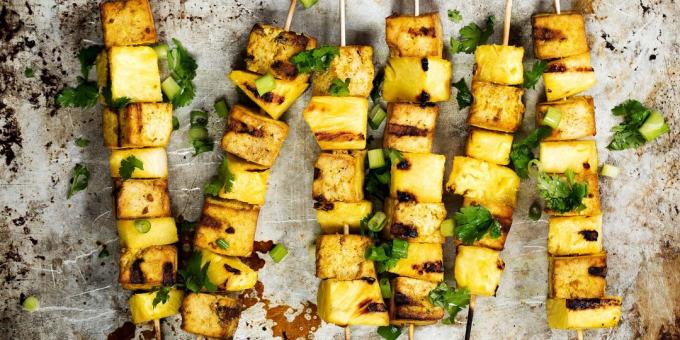 Cosa cucinare all'aperto, tranne per la carne: tofu con ananas in marinata allo zenzero-soy