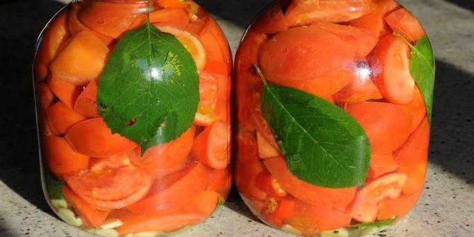 pomodori a fette con aglio per l'inverno