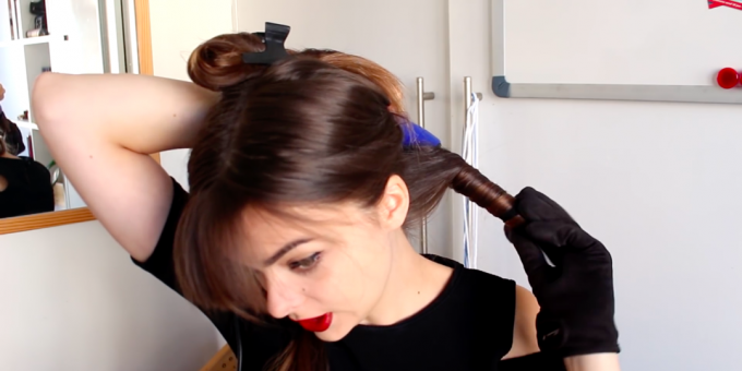 Acconciature con frangia: avvolgi i capelli su un ferro arricciacapelli