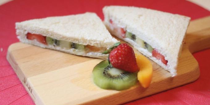 Ricette: Panino con panna montata, frutta e bacche