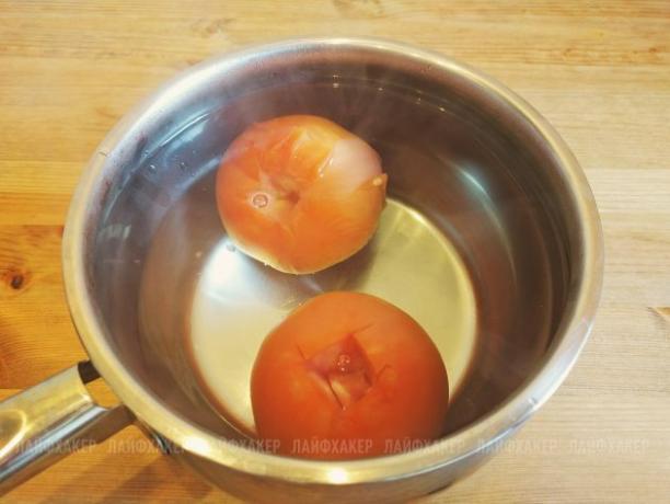 Ricetta Sloppy Joe Burger: Metti i pomodori in acqua calda per un paio di minuti